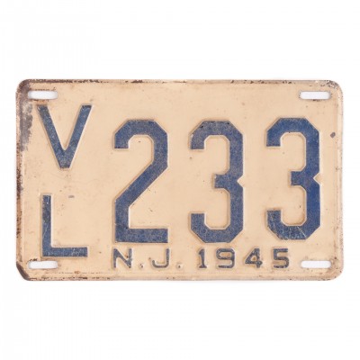 Amerykańska tablica rejestracyjna z 1945 r. New Jersey. Stal tłoczona i lakierowana. USA, lata 40. XX wieku.