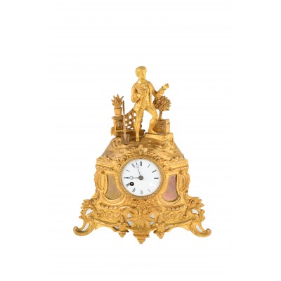 Zegar kominkowy figuralny w stylu francuskim. Brąz złocony, ormolu. Nakręcany kluczykiem, mechanizm wahadłowy.